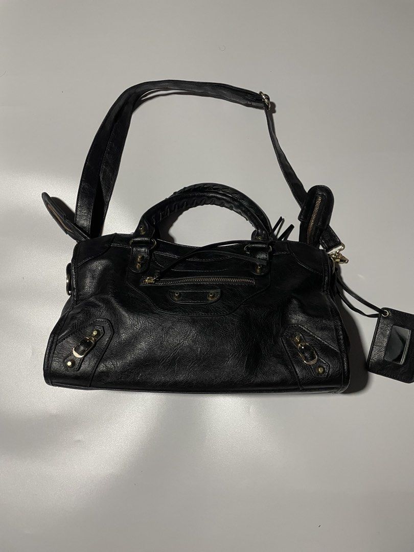 Balenciaga Bag (Category: Shoulder Bags) located in Las Pinas. Submitted by mistyger. (Listing ID 1466563378, Image 1). Description: Colorate 10/10 Issue kita sa pictute bawal sa maarte.