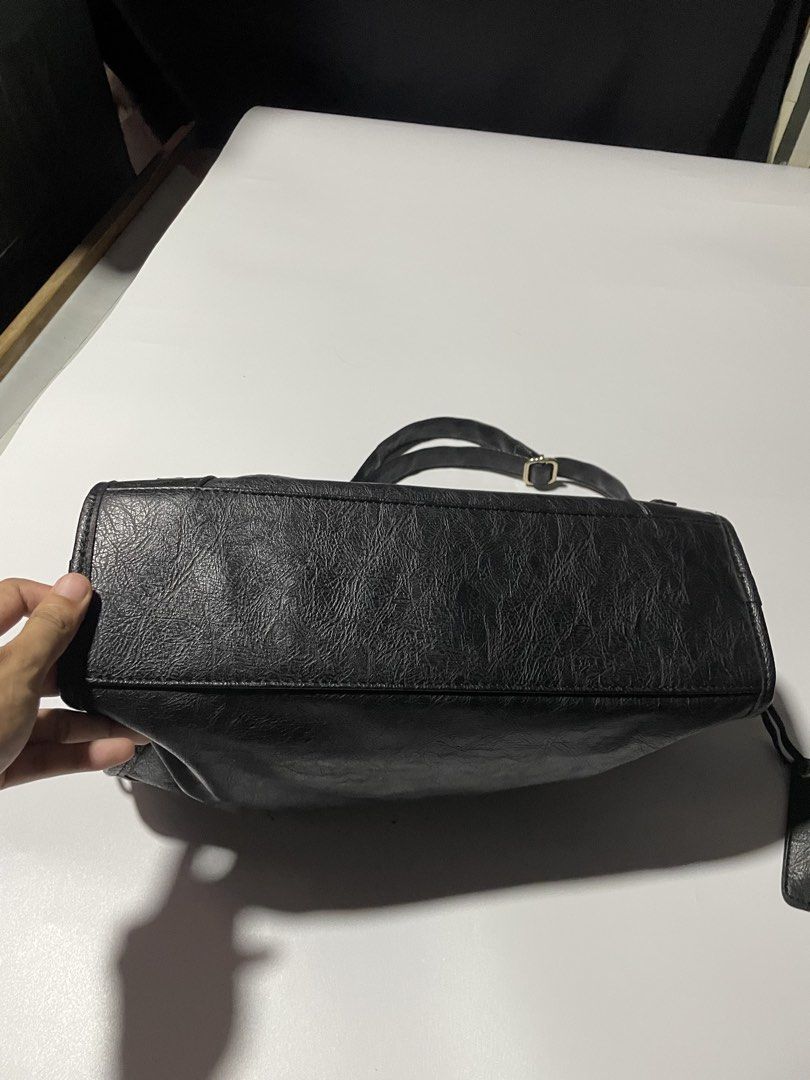 Balenciaga Bag (Category: Shoulder Bags) located in Las Pinas. Submitted by mistyger. (Listing ID 1466563378, Image 2). Description: Colorate 10/10 Issue kita sa pictute bawal sa maarte.
