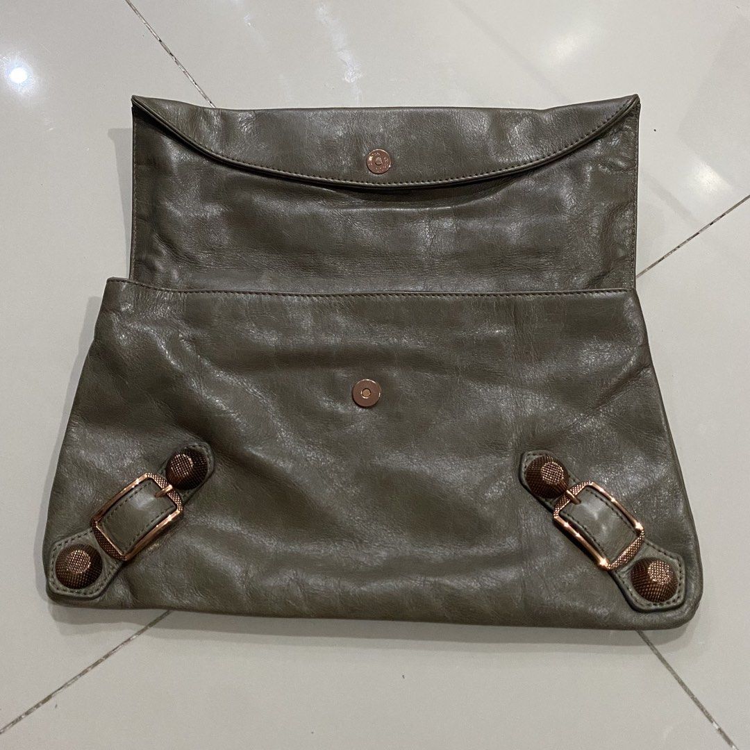 Balenciaga Classic Envelope Clutch (Category: Luxury Bags & Wallets) located in Antipolo. Submitted by JPtrendshop (Listing ID 1466474409, Image 2). Description: .