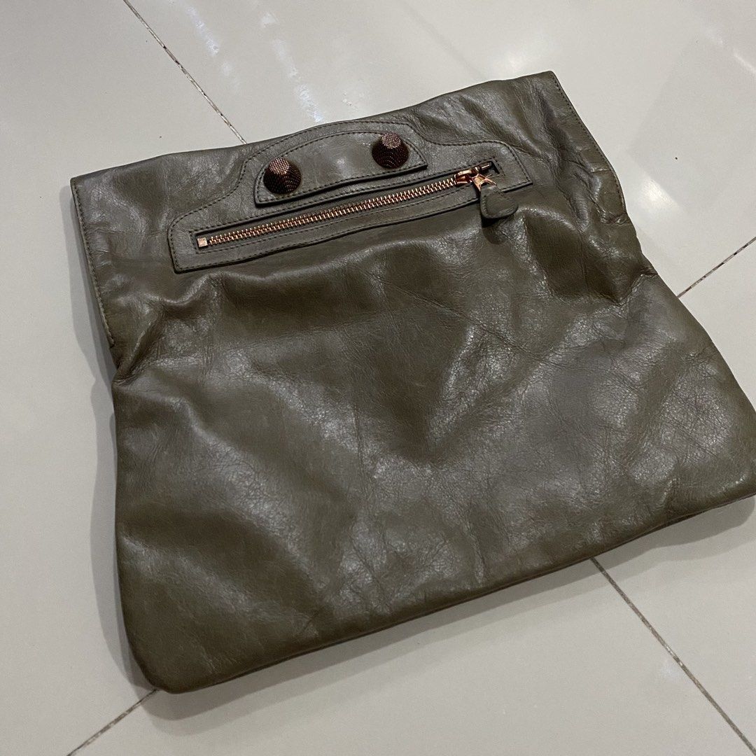 Balenciaga Classic Envelope Clutch (Category: Luxury Bags & Wallets) located in Antipolo. Submitted by JPtrendshop (Listing ID 1466474409, Image 3). Description: .