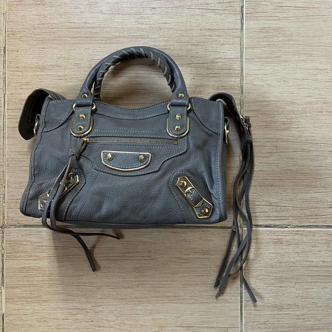 Balenciaga Mini Edge City Bag (Category: Luxury Bags & Wallets) located in Lucena. Submitted by __timeless.luxury (Listing ID 1466438015, Image 2). Description: Balenciaga Mini Edge City Bag No tags | Rank: A No major flaws .