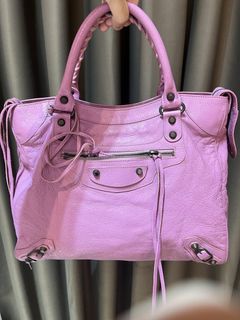 (Category: ) located in . Submitted by luxuryitems_bybosst (Listing ID 1466519930, Image 1). Description: .