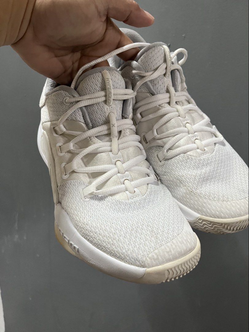 Basketball shoes (Category: Sneakers) located in Dipolog. Submitted by jaydichos (Listing ID 1465189188, Image 2). Description: Nike hyperdunk low Size 8 us/euro 41 Almost excellent condition Walang dikitan/Walang sole separation Issue: may kunting punit sa sock line Source: thrifted.