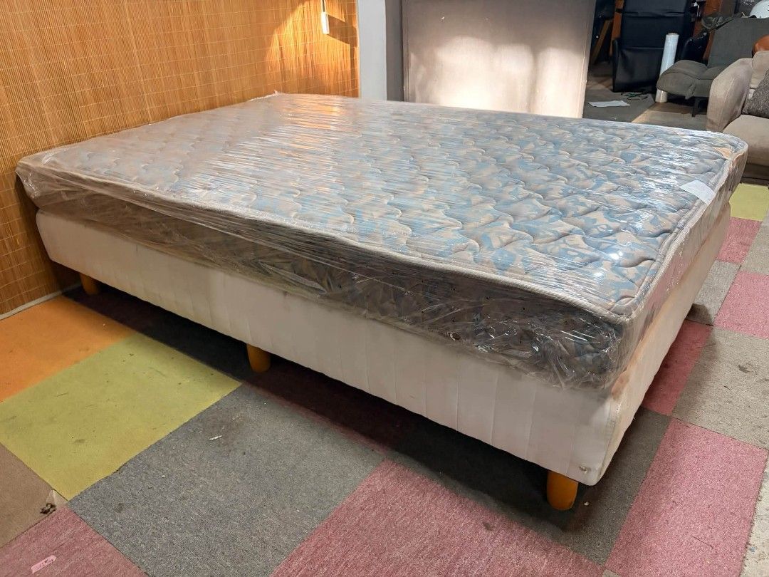 Bed Set (Category: Bed Frames & Mattresses) located in Meycauayan. Submitted by marygracecasimiro (Listing ID 1466481737, Image 3). Description: FRANCEBED Semi-double Bedset SUPER COMFY MATTRESS & BED BOX Price : 6500 ✅ Semi-Double : 49 x 75 inches Floor to Mattress : 21 inches In VERY good condition 🩷.
