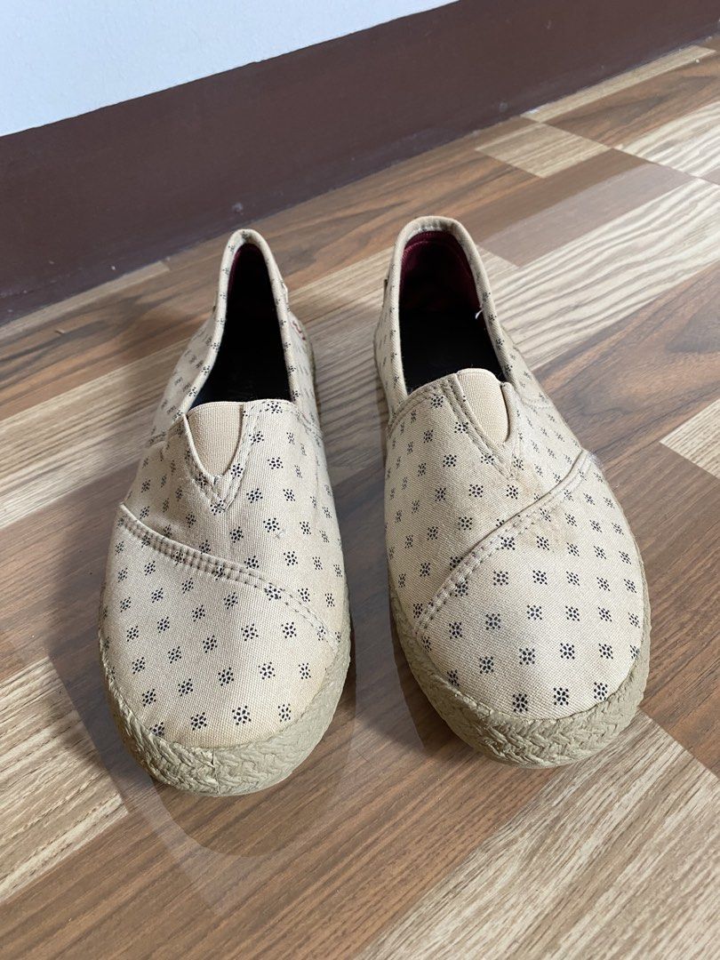 Beige Canvas Slip-On Espadrille (Category: Flats & Sandals) located in Antipolo. Submitted by pauuiieee (Listing ID 1466353280, Image 1). Description: .