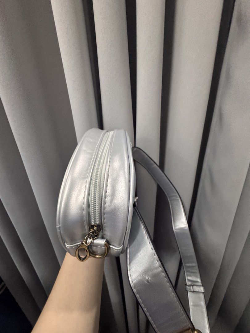 Belt Bag -Declutter (Category: Wallets & Card holders) located in Mexico. Submitted by hayascentph (Listing ID 1466435746, Image 3). Description: *Declutter *Mode of payment Gcash/Maya Wallet *Delivery Fee to be shouldered by buyer *We ship Nationwide *Courier JNT or LBC cash on delivery, Cash on pick up in nearest LBC branch Need a new scent? Follow my Facebook page for perfume finds! Facebook Page: Haya Scent Carousell: hayascentph Operated by: