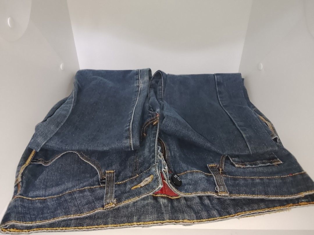 Bench Blue Denim Jeans (Category: Jeans) located in Paranaque City. Submitted by daleshop (Listing ID 1466441847, Image 1). Description: - Brand: Bench - Style: Classic blue denim jeans with a faded wash - Closure: Button fly with branded hardware - Details: Traditional contrast stitching and signature leather logo patch on the back waistband - Material: Sturdy denim, perfect for everyday wear Note:Real Buyers only and no to scammers! SURE BUYER 