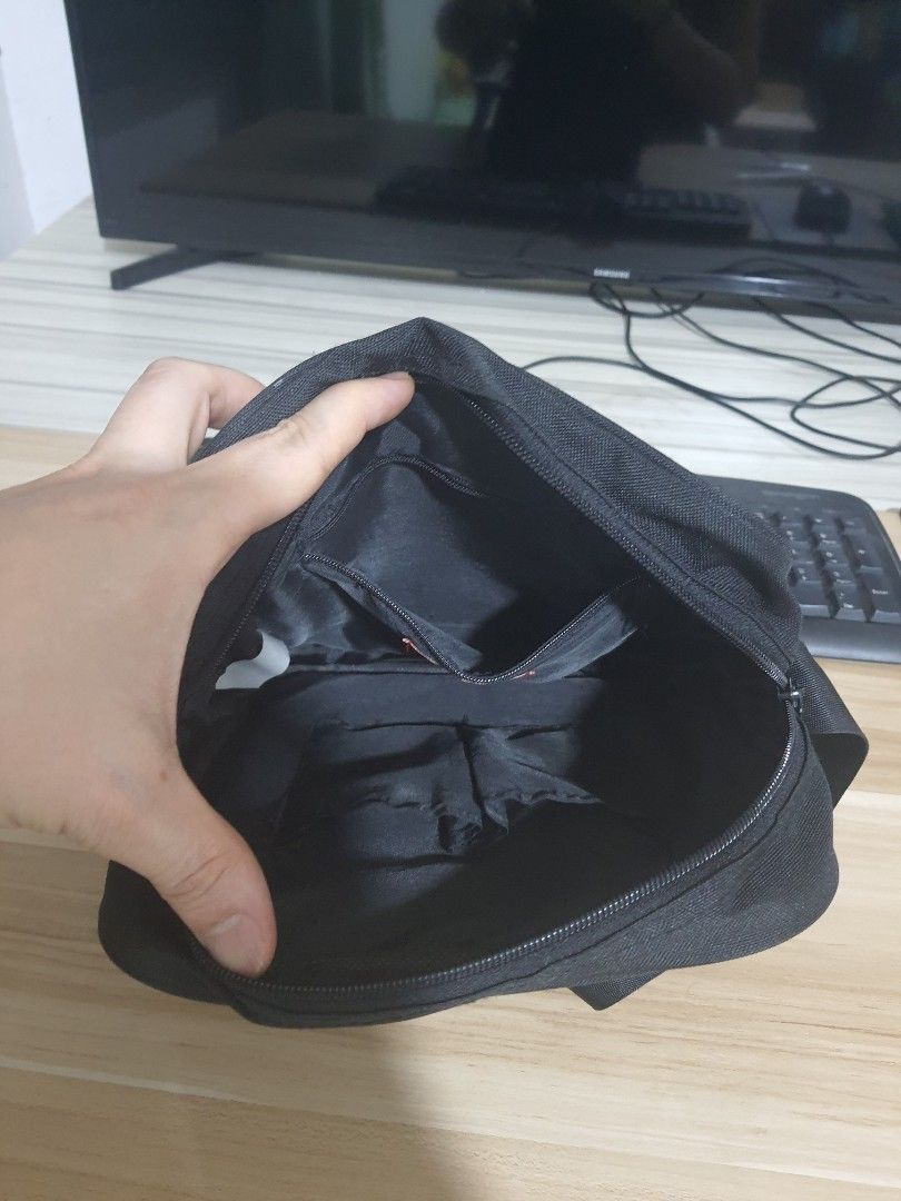 Bench Everyday Black Crossbody Shoulder Bag (Category: Cross-body Bags) located in Manila. Submitted by anthonylee23810 (Listing ID 1466448776, Image 3). Description: Black canvas crossbody bag from Bench Everyday. Front zip pocket with branded text detail. Main zipper compartment with an inner zipped pocket for organizing small items. Adjustable black shoulder strap attached. Clean black inner lining throughout..