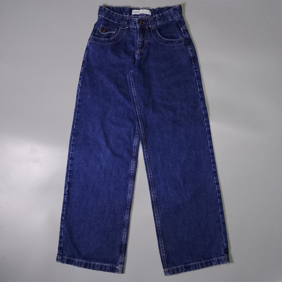 BERSHKA BAGGY PANTS (Category: Jeans) located in Taguig. Submitted by 8kthrifter (Listing ID 1466460031, Image 2). Description: BERSHKA ▪️Waist: 28 ▪️Length: 40 ▪️Thigh: 12 ▪️Leg Opening: 10 ▪️Color rate: 10/10 ▪️Issue: heel drag (see last photo) ▪️Good Condition.