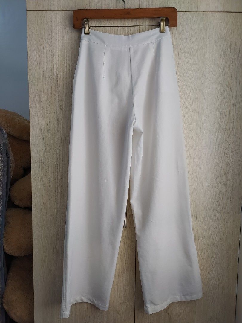 Bershka Wide Leg Pants (Category: Other Bottoms) located in Bacoor. Submitted by lieze (Listing ID 1466446472, Image 3). Description: wide leg, high waist in white color fit 24-26 waistline.