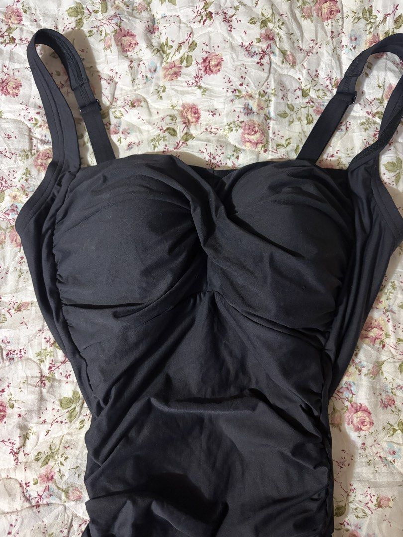Black Body Fit Padded Top (Category: Sleeveless) located in Muntinlupa City. Submitted by herellas0504 (Listing ID 1466508976, Image 3). Description: Black Body Fit Padded Top Mine: ₱99 —————— small-med no issue! good as new! padded, can be a swimwear SALE!.