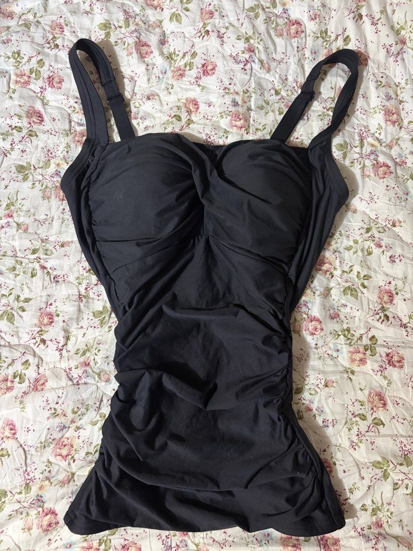 Black Body Fit Padded Top (Category: Sleeveless) located in Muntinlupa City. Submitted by herellas0504 (Listing ID 1466508976, Image 1). Description: Black Body Fit Padded Top Mine: ₱99 —————— small-med no issue! good as new! padded, can be a swimwear SALE!.