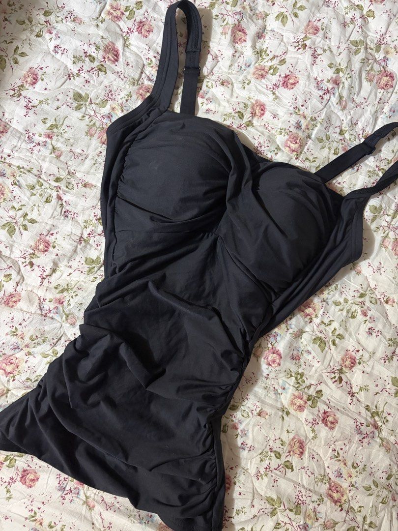 Black Body Fit Padded Top (Category: Sleeveless) located in Muntinlupa City. Submitted by herellas0504 (Listing ID 1466508976, Image 2). Description: Black Body Fit Padded Top Mine: ₱99 —————— small-med no issue! good as new! padded, can be a swimwear SALE!.