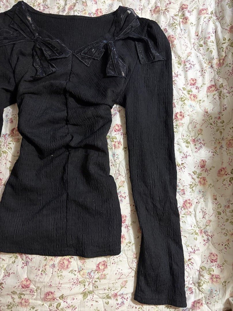 Black Bow Long Sleeve Top (Category: Longsleeves) located in Muntinlupa City. Submitted by herellas0504 (Listing ID 1466511346, Image 3). Description: Black Bow Long Sleeve Top Mine: ₱20 —————— small-med no issue, good as new.