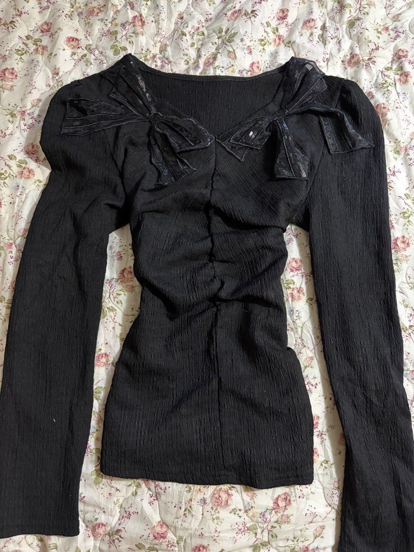 Black Bow Long Sleeve Top (Category: Longsleeves) located in Muntinlupa City. Submitted by herellas0504 (Listing ID 1466511346, Image 1). Description: Black Bow Long Sleeve Top Mine: ₱20 —————— small-med no issue, good as new.