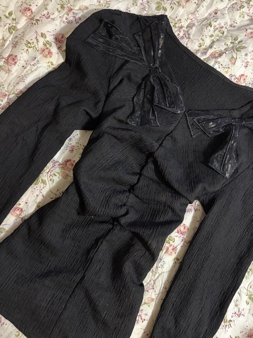 Black Bow Long Sleeve Top (Category: Longsleeves) located in Muntinlupa City. Submitted by herellas0504 (Listing ID 1466511346, Image 2). Description: Black Bow Long Sleeve Top Mine: ₱20 —————— small-med no issue, good as new.