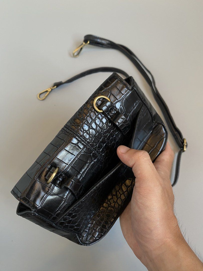 Black Crocodile Pattern Crossbody Bag with Removable Strap (Category: Cross-body Bags) located in Cavite. Submitted by awuuu27 (Listing ID 1466373076, Image 3). Description: NIK0 @ND Leather Sling Bag 💎 CONDITION: 9.5/10 COLOR RATE: 9.5/10 ISSUE: none .