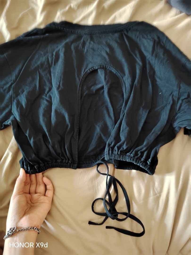Black Croptop with Graphic and Back Cutout (Category: Shirts) located in Mabalacat. Submitted by Jackikay.PreLoved (Listing ID 1466426641, Image 2). Description: - Size: Small - Semi Large - Color: Black with bold white "YES" graphic on the front - Fit: Oversized boxy and trendy crop top - Details: Cool back cutout and adjustable drawstring hem - Style: Perfect for casual streetwear, easy to pair with high-waisted jeans or skirts.