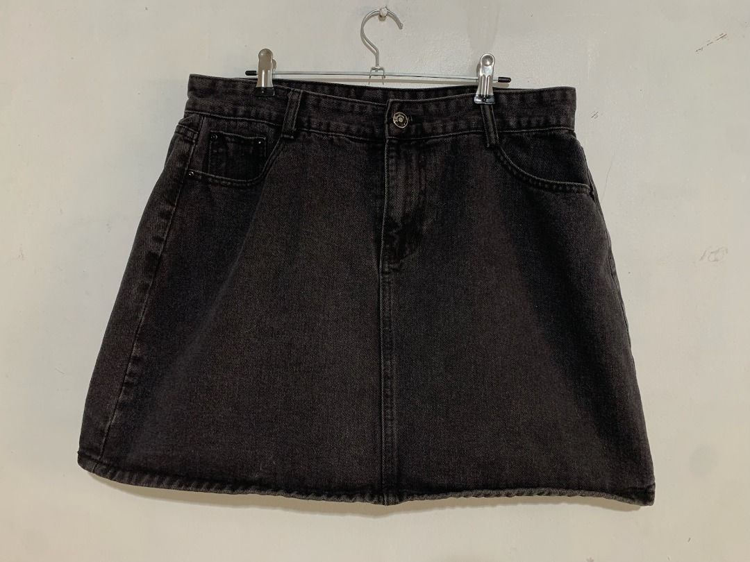 Black Denim Skirt Size 3XL (Category: Skirts) located in San Pedro. Submitted by kcshops (Listing ID 1466462419, Image 3). Description: Black Denim Skirt 📏 Size: 3XL on tag (please check the actual measurements in the 2nd photo) 💰 Price: ₱280 — negotiable ✨ Condition: Pre-loved, in good condition 📍 Location: San Pedro, Laguna 🚚 Delivery: J&T or Lalamove — delivery fee shouldered by buyer 🤝 Meet-up: Southwoods Mall, Biñan, Laguna 📩 Message m