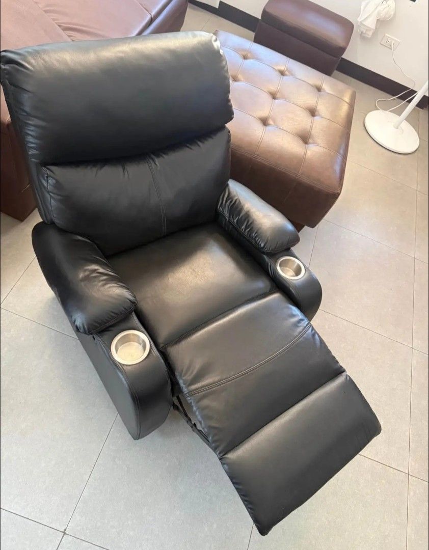 Black Lazy-Boy Preloved (Category: Chairs) located in Manila. Submitted by ann261 (Listing ID 1466352157, Image 2). Description: used good as new no scratches - Color: Black - Material: Premium leather - Features: Smooth reclining mechanism and integrated footrest extension - Convenience: Built-in metal cup holder on both armrests - Comfort: Thick, plush cushioning on both the backrest and seat - Best for: Living room lounging, gaming, or watchin