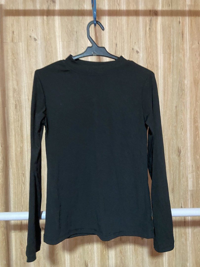 Black Long Sleeve Mock Neck Top (Category: Longsleeves) located in Angono. Submitted by peaichy (Listing ID 1466382250, Image 1). Description: - Color: Classic black - Style: Long sleeves with mock neckline - Material: Soft and stretchy fabric - Size: S-M (fits true to size) - Condition: Excellent, clean with no stains or damage - Perfect versatile staple piece for cold-weather layering NO FLAWS.