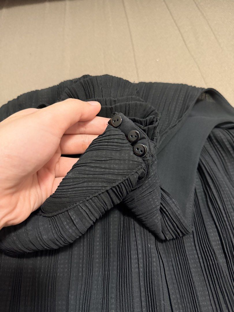 Black Mango Pleated top w/ flower accent (Category: Blouses) located in Binan City. Submitted by ishnaaa (Listing ID 1466362124, Image 3). Description: - Lightly used - No flaws - Delivery via lalamove, sf c/o buyer.