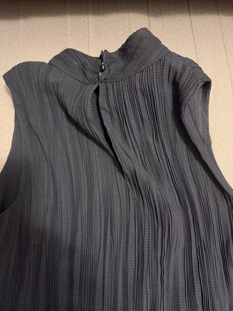 Black Mango Pleated top w/ flower accent (Category: Blouses) located in Binan City. Submitted by ishnaaa (Listing ID 1466362124, Image 2). Description: - Lightly used - No flaws - Delivery via lalamove, sf c/o buyer.