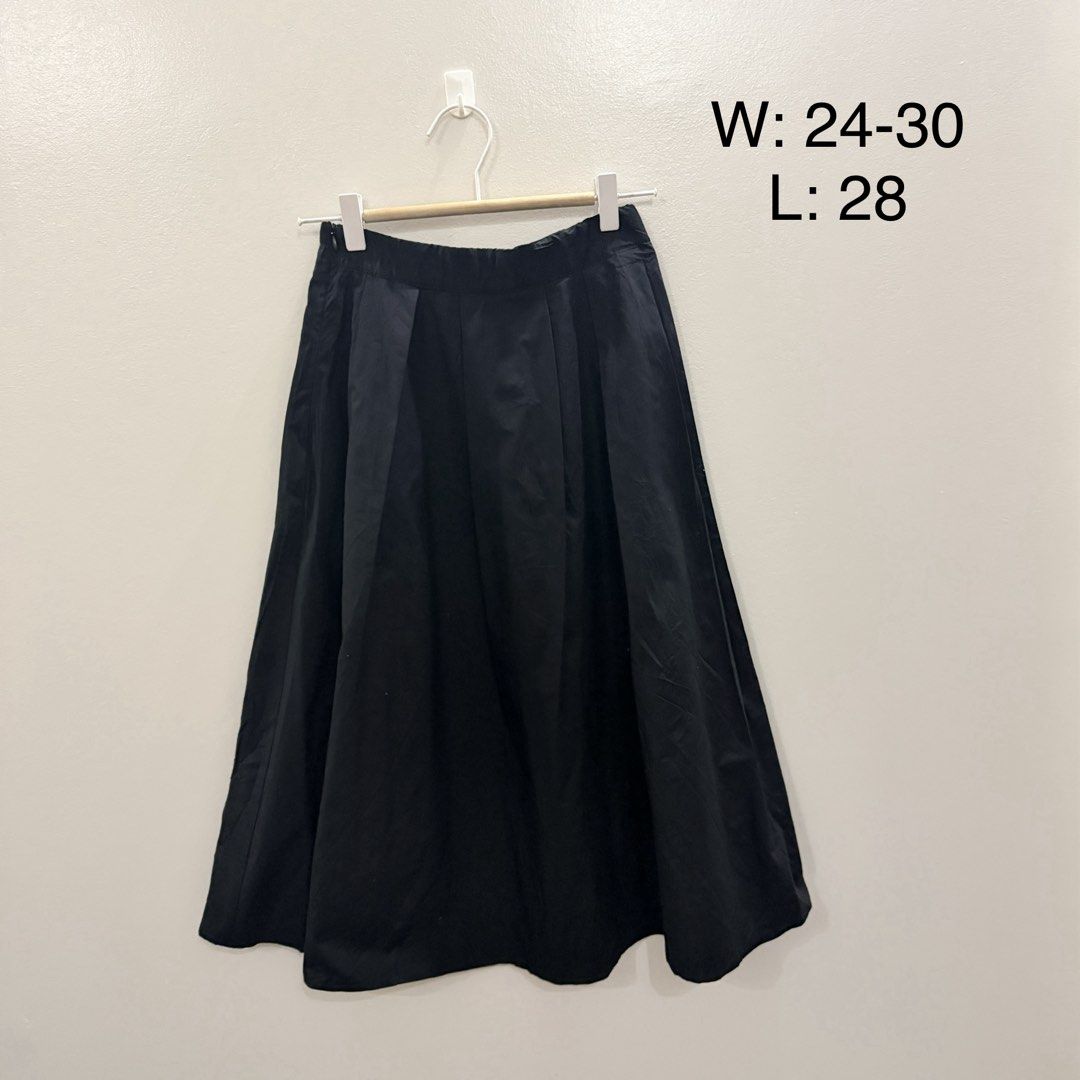 Black Midi Skirt Elastic Waist (Category: Skirts) located in Rodriguez. Submitted by jrms23 (Listing ID 1466558817, Image 1). Description: - Color: Classic solid black - Style: Flared midi skirt with pleated details - Waist: Stretchy elastic waistband (fits sizes 24 to 30 inches) - Length: 28 inches - Versatility: Super easy to match with basic tees, blouses, and everyday tops.