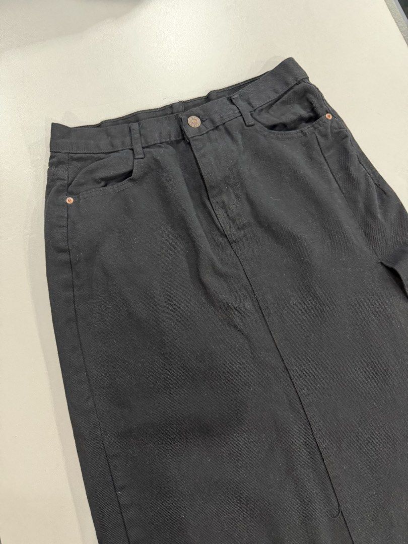 Black Pencil Cut Skirt with Slit (Category: Skirts) located in Quezon City. Submitted by jdmc16 (Listing ID 1466353788, Image 2). Description: .