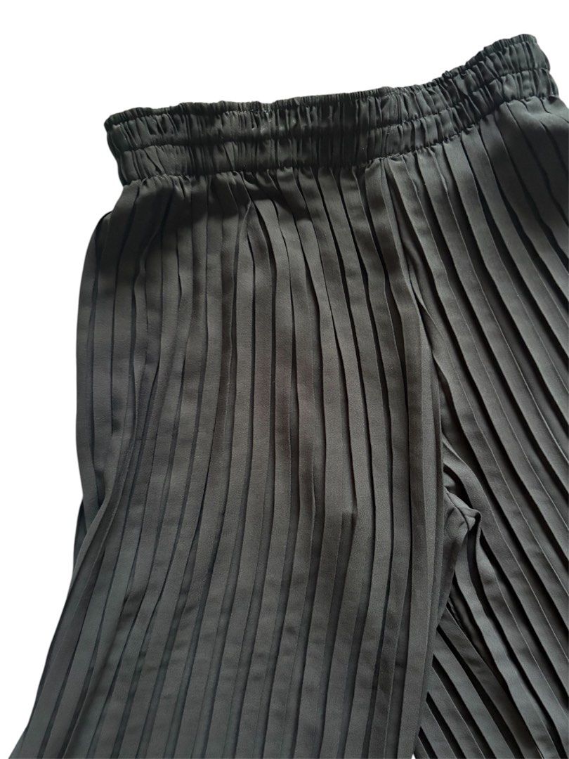 Black Pleated Culottes (Category: Skirts) located in Mandaluyong City. Submitted by katsulist (Listing ID 1466428579, Image 2). Description: Black wide-leg pleated culottes with elasticized waistband. Waist: 12 inches, can stretch up to 19 inches Length: 26 inches Leg Hole: Can stretch up to 21 inches.