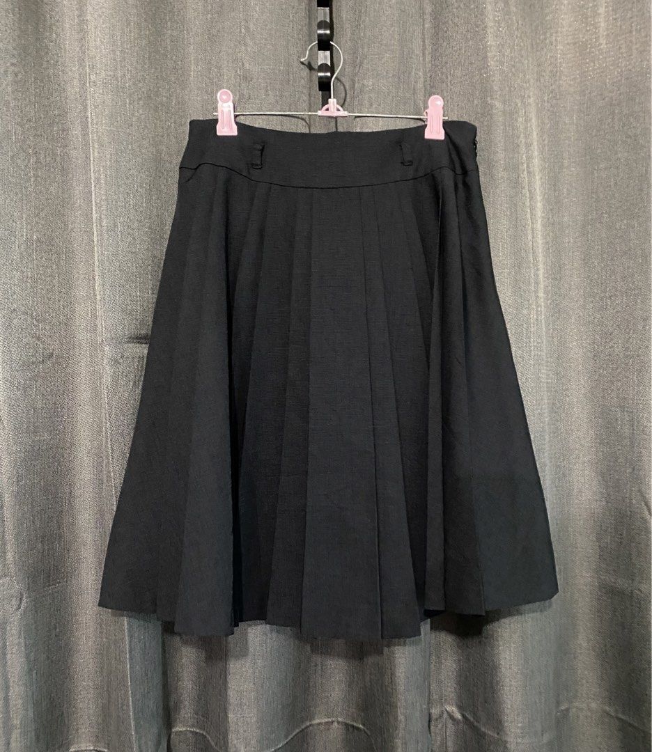Black Pleated Skirt (Category: Skirts) located in Mandaluyong City. Submitted by aiztyle (Listing ID 1466384099, Image 1). Description: Pleated Black Skirt With inner lining Side zipper Best fit Medium Measurement: Waist 27”-28” Length 22” SALE Php150.00 only.