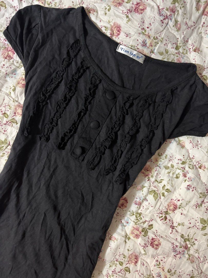 Black Ruffled Button Top (Category: Blouses) located in Muntinlupa City. Submitted by herellas0504 (Listing ID 1466509328, Image 3). Description: Black Ruffled Button Top Mine: ₱150 ———————— xs-semi med no issue, good as new! body fit SALE!.
