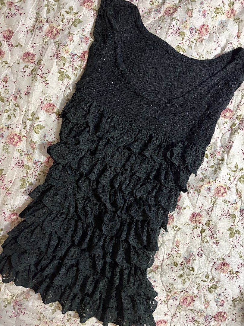 Black Ruffled Lace Top (Category: Sleeveless) located in Muntinlupa City. Submitted by herellas0504 (Listing ID 1466512006, Image 2). Description: Black Ruffled Lace Top Mine: ₱150 —————— small-med no issue, good as new.