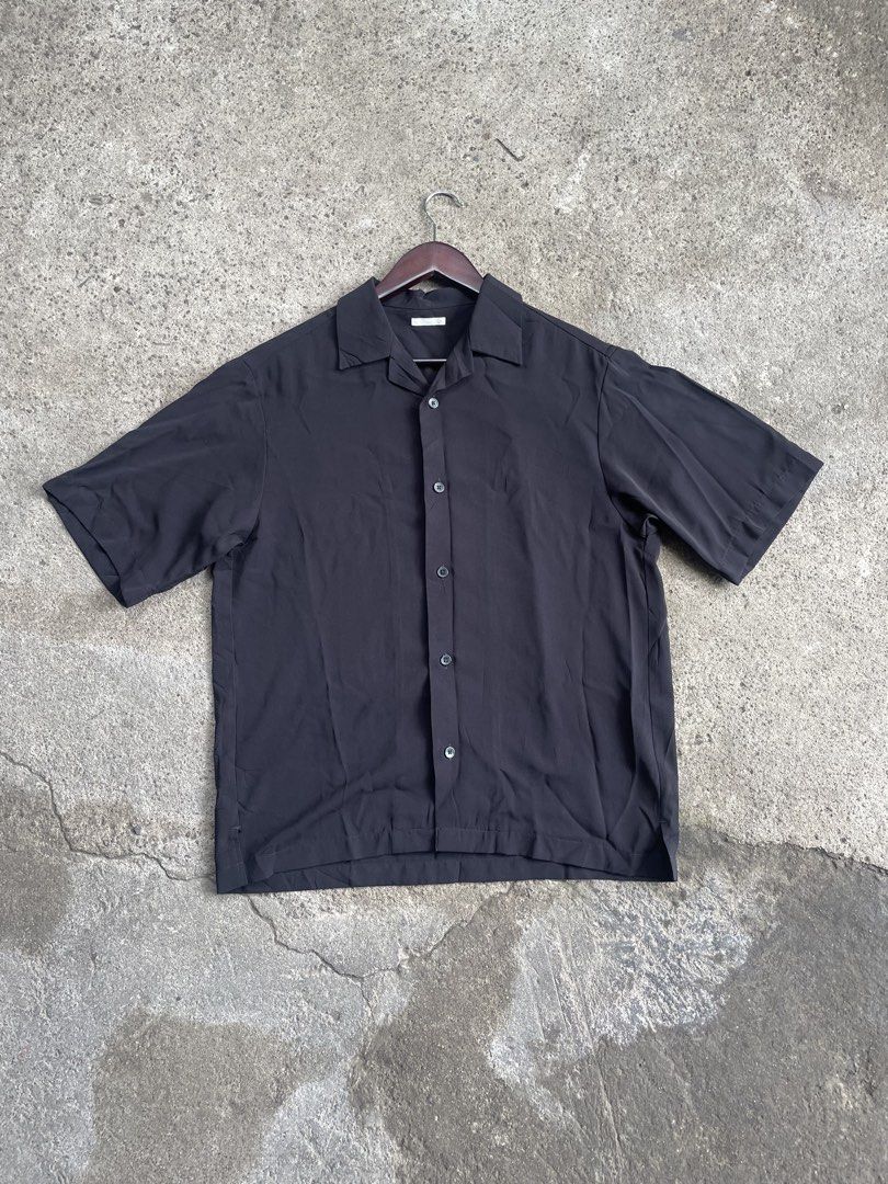 Black Short Sleeve Button-Up Shirt Size S (Category: Tshirts & Polo Shirts ) located in General Santos City (Dadiangas). Submitted by christbluee (Listing ID 1466559772, Image 1). Description: - Color: Black - Size: S - Style: Short-sleeve button-up with camp collar and straight hem with side slits - Fabric: Lightweight with a smooth, comfortable drape - Versatility: Clean, minimalist design ideal for casual wear or warm-weather layering - Pictur