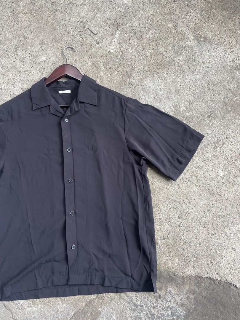 Black Short Sleeve Button-Up Shirt Size S (Category: Tshirts & Polo Shirts ) located in General Santos City (Dadiangas). Submitted by christbluee (Listing ID 1466559772, Image 3). Description: - Color: Black - Size: S - Style: Short-sleeve button-up with camp collar and straight hem with side slits - Fabric: Lightweight with a smooth, comfortable drape - Versatility: Clean, minimalist design ideal for casual wear or warm-weather layering - Pictur