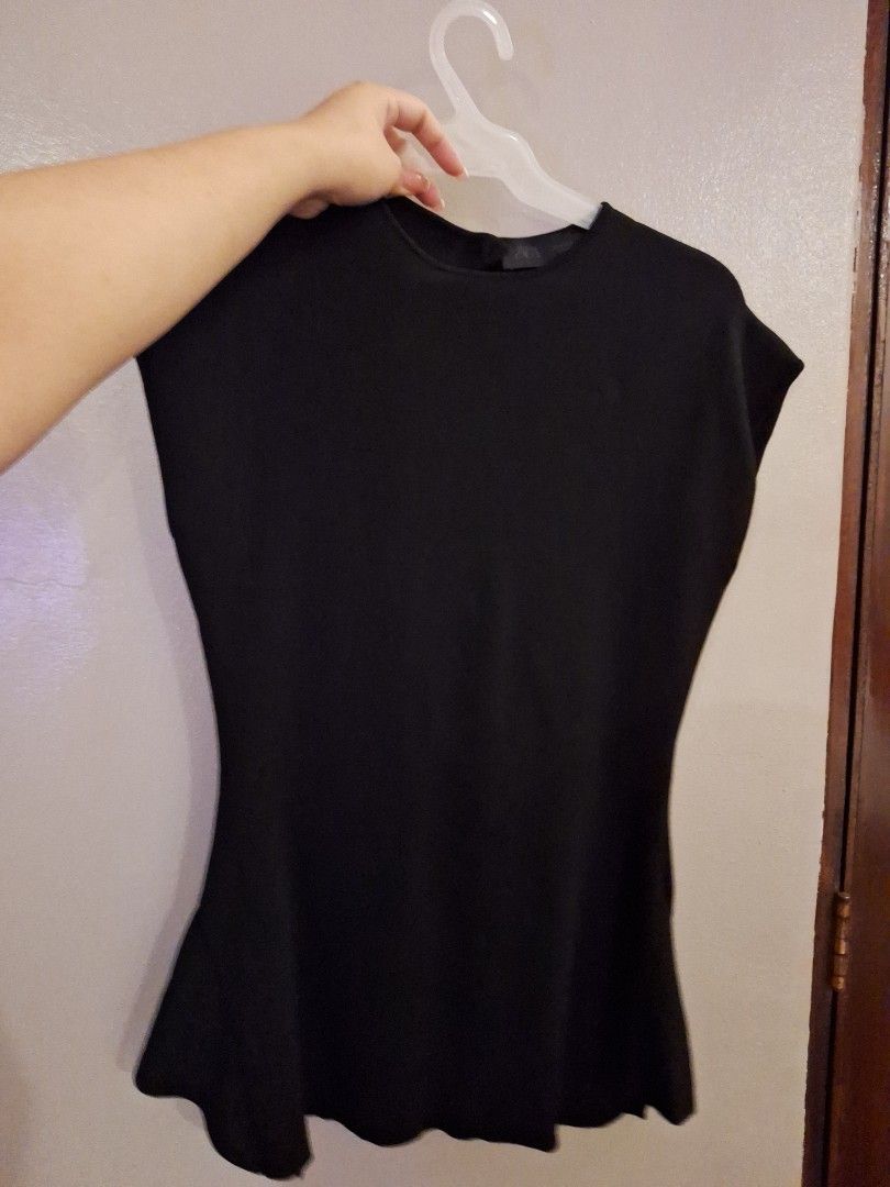 Black sleeveless top with decorative silver buttons down the back (Category: Sleeveless) located in Manila. Submitted by emitakerus08386 (Listing ID 1466479470, Image 1). Description: - Color: Black - Style: Sleeveless top with round neckline and flared, wavy hem - Back Details: Teardrop cutout with a vertical row of small silver round buttons all the way down - Fabric: Smooth texture with great stretch - Condition: Clean, excellent pre-loved con