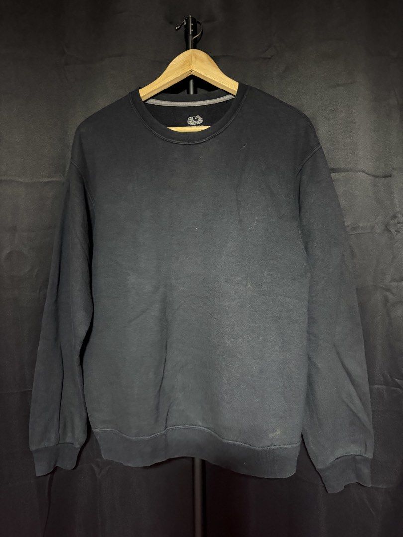 Black Sweatshirt (Category: Longsleeves) located in Dasmarinas. Submitted by andrae03 (Listing ID 1466377025, Image 1). Description: Medium to Large.