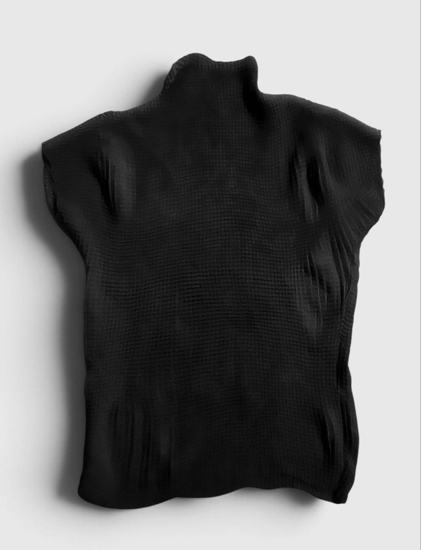 Black Waffle High Neck Short Sleeve Top (Category: Blouses) located in Donsol. Submitted by saksthriftavenuebyluckymaria8 (Listing ID 1466357215, Image 3). Description: - Color: Black - Material: Textured waffle knit fabric - Design: Mock neckline with subtle vertical front panels - Sleeves: Cap sleeves with ribbed cuffs - Fit: Clean, minimal silhouette - Styling: Versatile piece, easy to pair with denim or trousers Sz L chest 22in length 25in. S