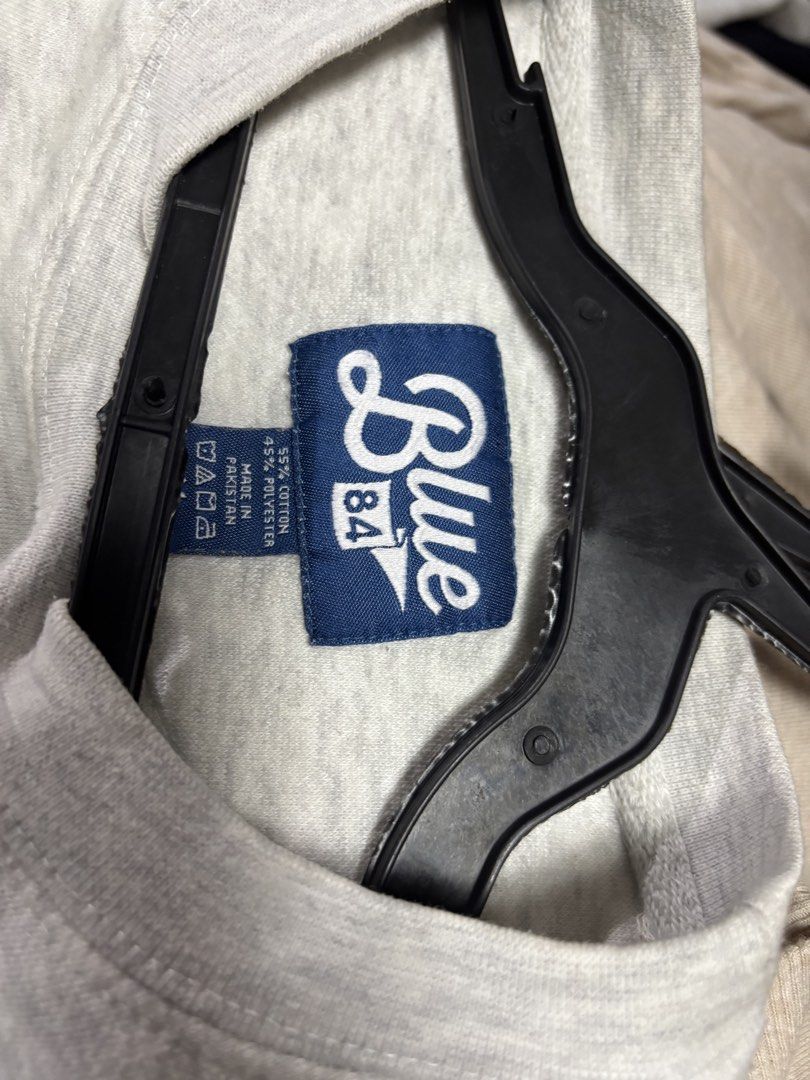 Blue sweat shirt (Category: Coats, Jackets and Outerwear) located in Pila. Submitted by isabelasthriftclothes (Listing ID 1466484913, Image 2). Description: .