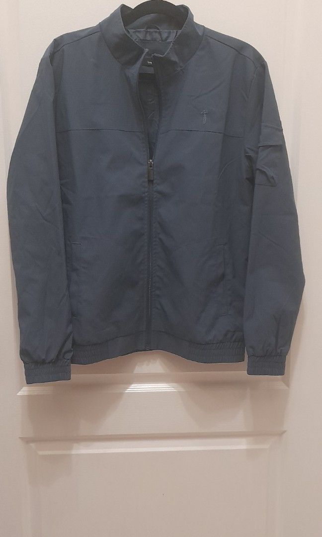Bossini Mens Nylon Jacket (Category: Coats, Jackets and Outerwear) located in Mandaluyong City. Submitted by .prelovedbymitch (Listing ID 1466496954, Image 2). Description: unused, no tag just kept in the cabinet perfect condition 20x26.