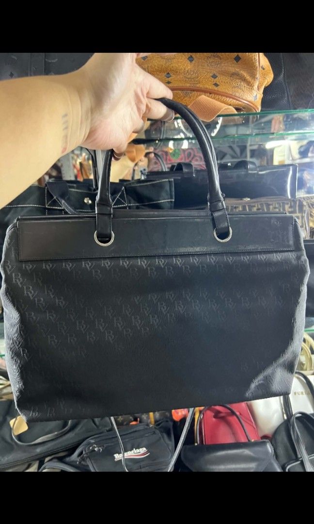 Bottega bag (Category: Luxury Bags & Wallets) located in Manila. Submitted by mike221971 (Listing ID 1466394227, Image 2). Description: good condition.