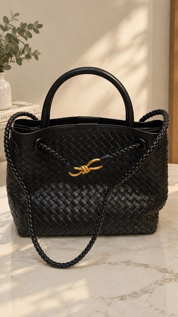 BOTTEGA VENETA (Category: Shoulder Bags) located in Manila. Submitted by findsby.a (Listing ID 1466490524, Image 1). Description: .