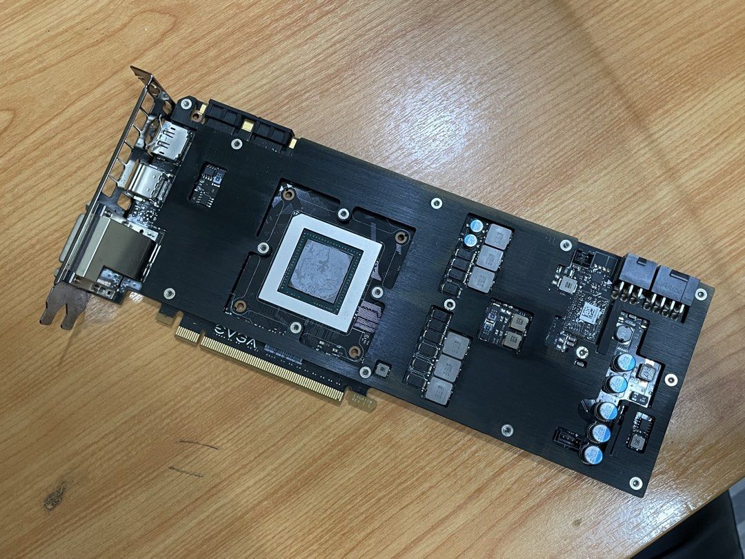 Broken GPU (Category: Computer Parts) located in Seri Kembangan. Submitted by coffeebean5102 (Listing ID 1466493678, Image 2). Description: EVGA GTX 780 3GB Can show display then freeze Both fan broken Free shipping Delivery lalamove.