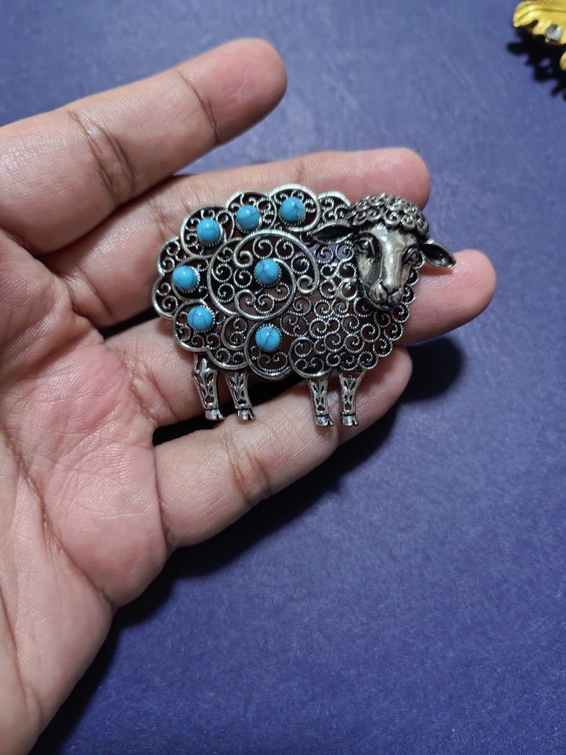 Brooch Pin Sheep with Blue Stones (Category: Brooches) located in Taguig. Submitted by jeannescarlet (Listing ID 1466456291, Image 1). Description: 💎Brand New 💎Alloy Material.