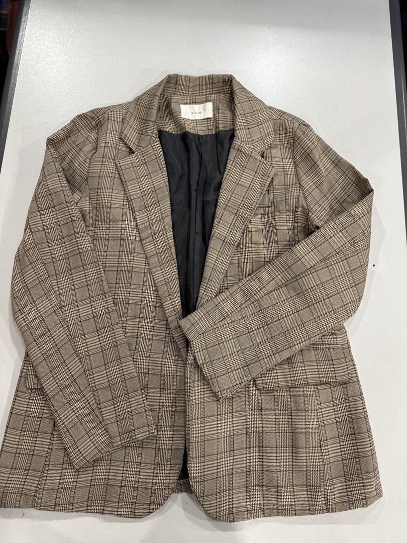 brown and beige glen plaid oversized blazer (Category: Coats, Jackets and Outerwear) located in Quezon City. Submitted by jdmc16 (Listing ID 1466357713, Image 1). Description: .