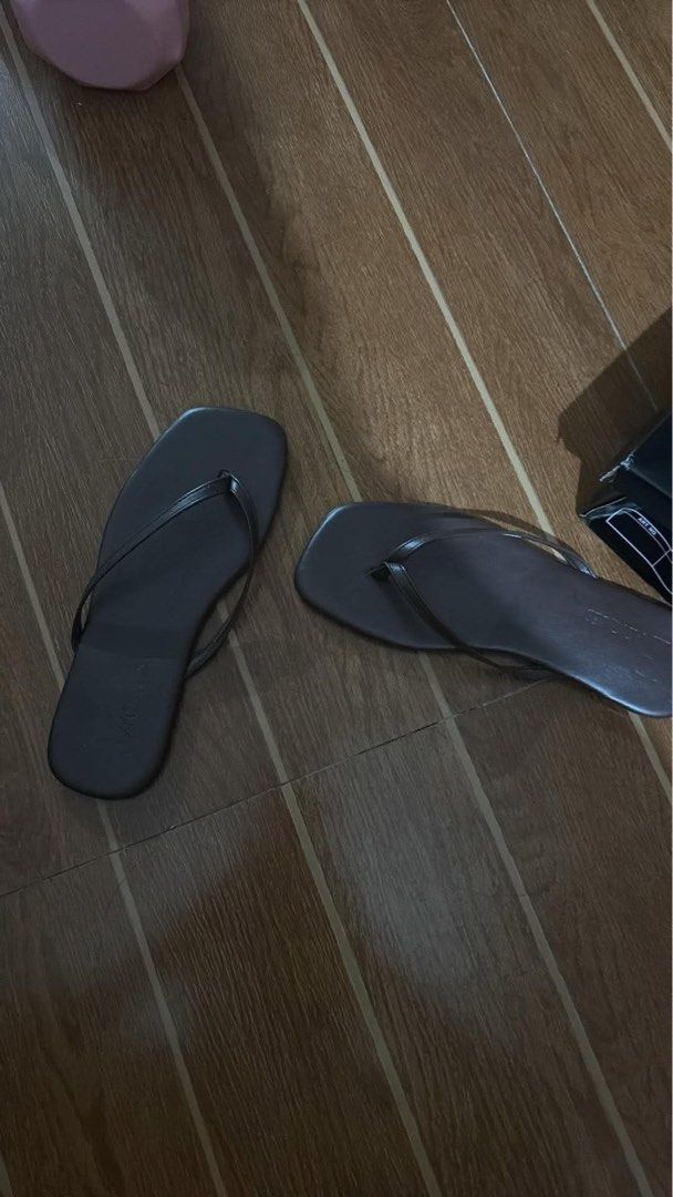 Brown Flats sandals (Category: Flats & Sandals) located in Quezon City. Submitted by rurujeon (Listing ID 1466424006, Image 1). Description: Bough this in Basique store in IG . Its super nice, minimalist and soshal but maliit sakin huhu I'm 7 and 7.5 kasi so I thought 7 will be ok na . .