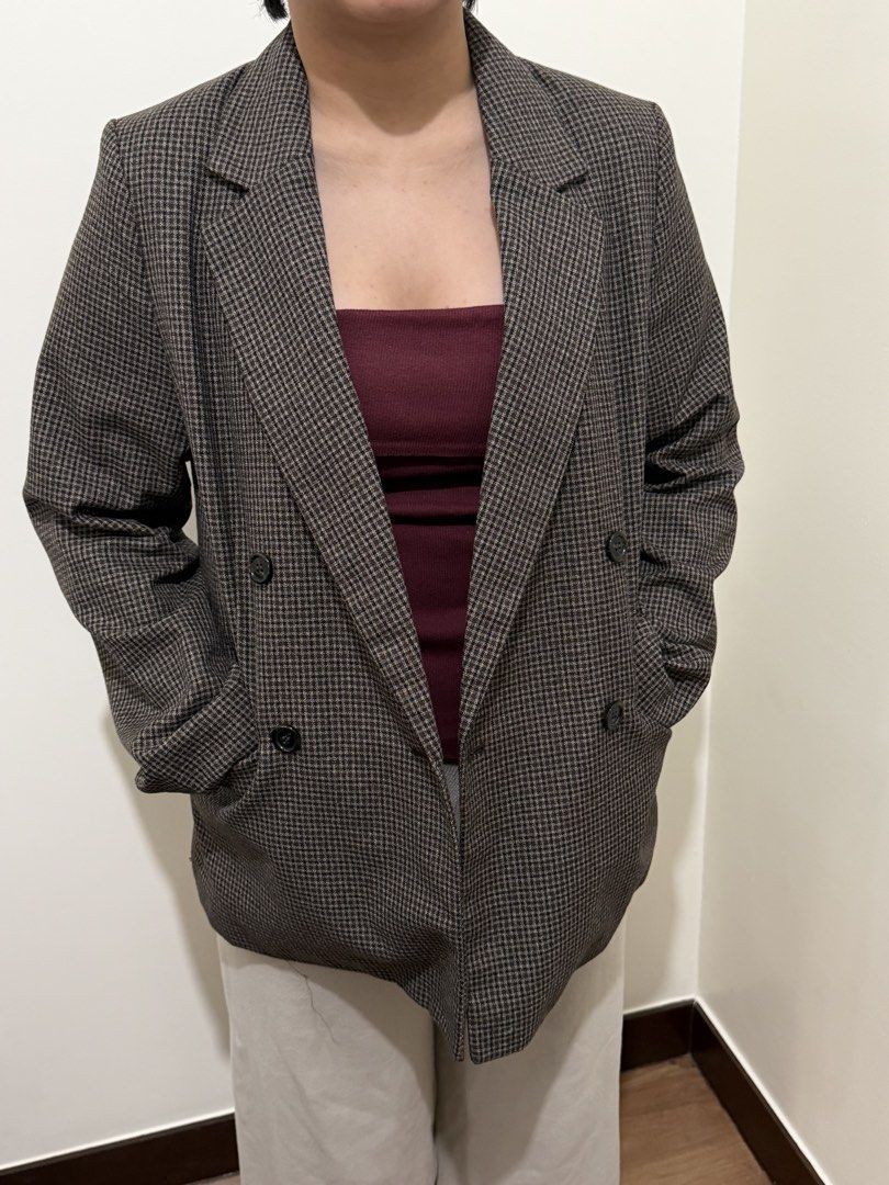 H&M Brown Houndstooth Double Breasted Blazer Jacket (Category: Coats, Jackets and Outerwear) located in Manila. Submitted by renkacoleni (Listing ID 1466531395, Image 1). Description: - Brown and black houndstooth pattern - Relaxed, oversized fit with structured shoulders - Double-breasted front with dark round buttons - Two functional side pockets - Fully lined, good quality fabric - Versatile for workwear or casual layering.
