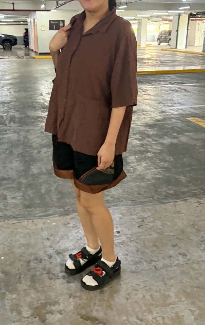 Brown Oversized Button-Down Shirt with Front Pockets (Category: Shirts) located in Quezon City. Submitted by timelesstreasure117 (Listing ID 1465553369, Image 1). Description: Can fit from small to large Good condition ₱35 Buyer books courier of choice Payment via gcash or paymaya.