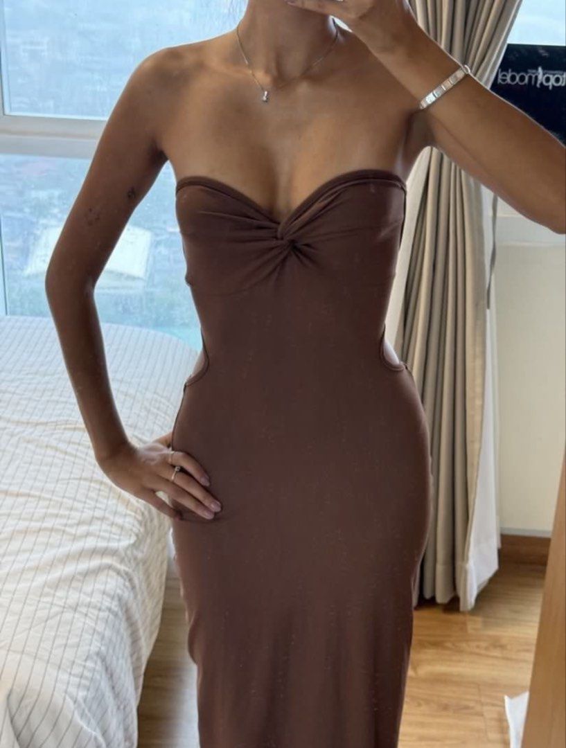 Brown Strapless Backless Maxi Dress (Category: Dresses) located in Quezon City. Submitted by japfoodl0ver (Listing ID 1466439622, Image 2). Description: - fits xs to s (adjustable in the back) - bought from another carouseller, pics are from her - used once - price is firm.