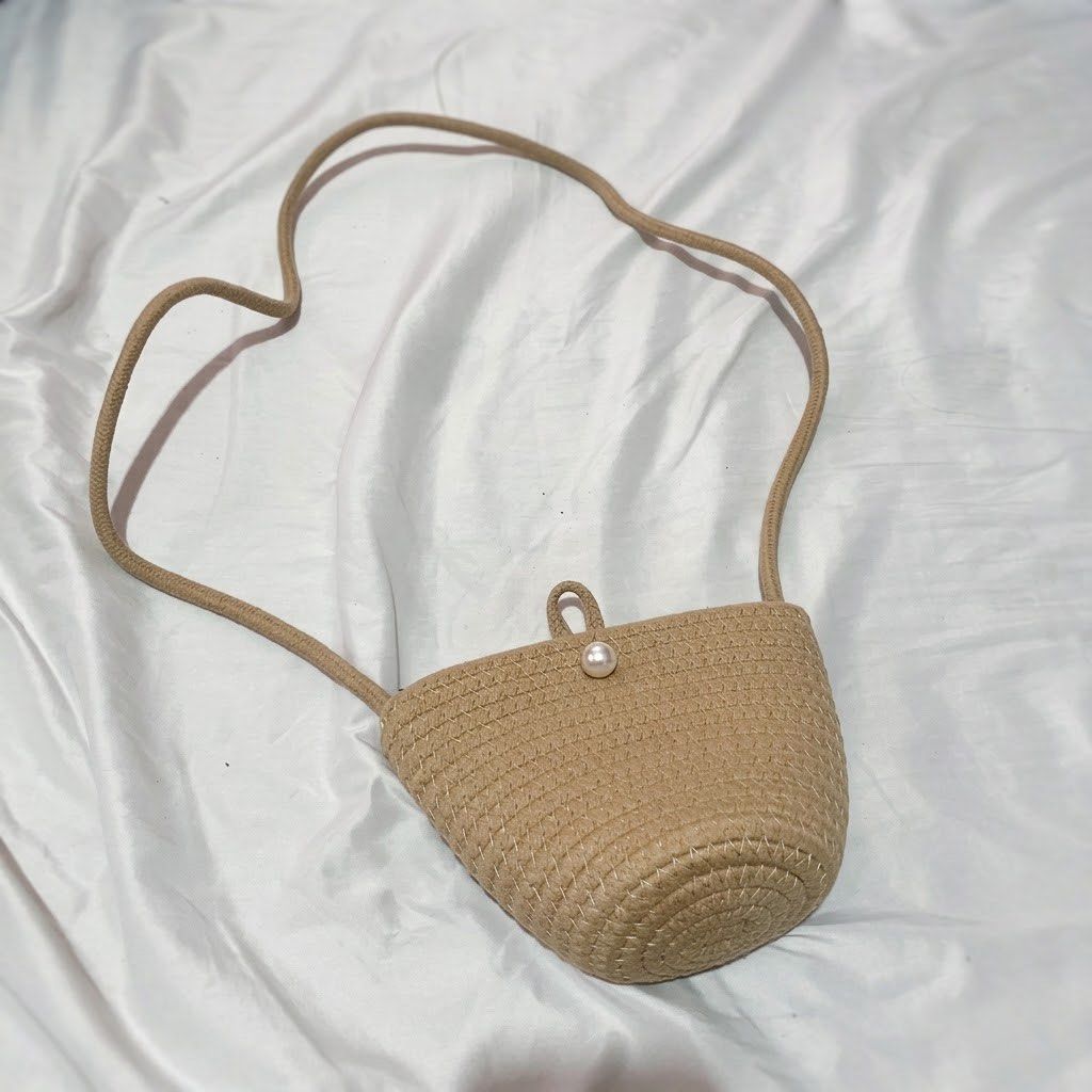 Brown Woven Beach Bag (Category: Beach Bags) located in Subic. Submitted by cyrelll (Listing ID 1464040083, Image 2). Description: .